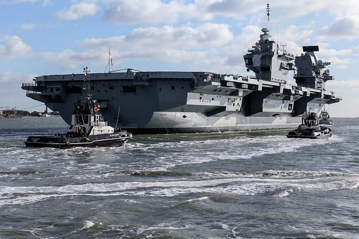 tau san bay manh nhat hai quan anh ra khoi voi may bay quan su