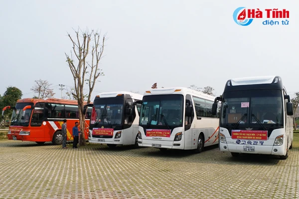 Nhiều cơ sở cho thuê xe du lịch “dài cổ”... chờ khách!