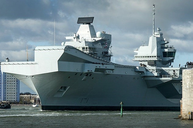 tau san bay manh nhat hai quan anh ra khoi voi may bay quan su