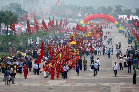 phu tho hon 2 5 trieu luot du khach hanh huong ve dat to