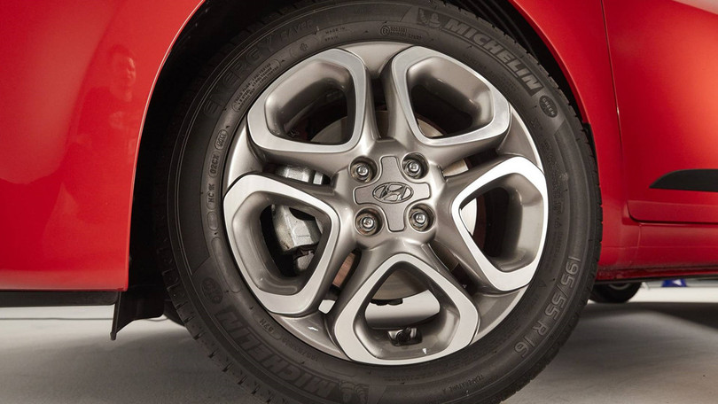 hyundai nang cap i20 canh tranh toyota yaris