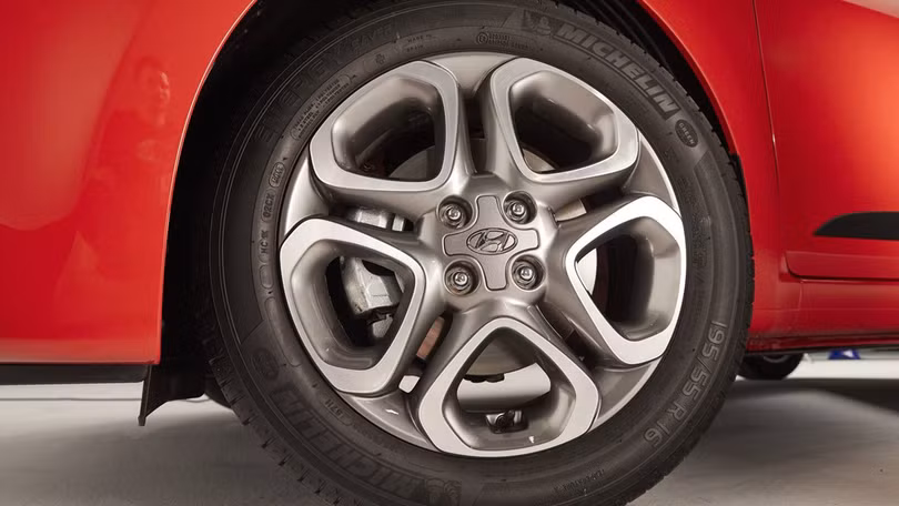 hyundai nang cap i20 canh tranh toyota yaris