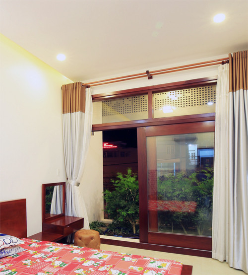 ngoi nha chi thoang mot mat nhung phong nao cung co cua so