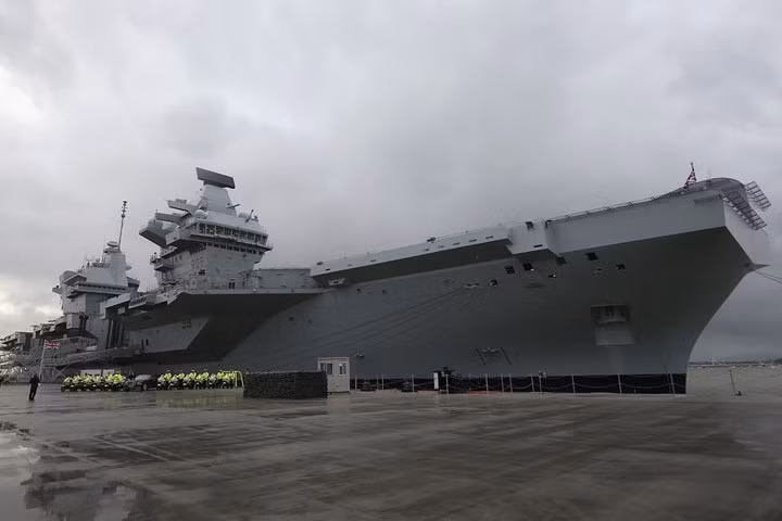 can canh tau san bay moi nhat va manh nhat cua hai quan anh