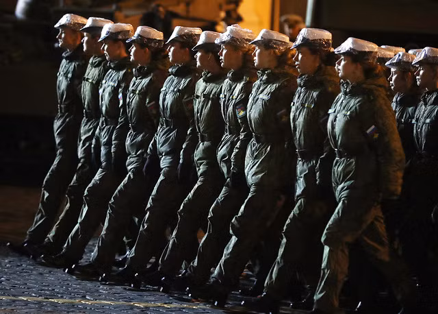 hang ngan binh linh khi tai nga ram rap keo ve quang truong do