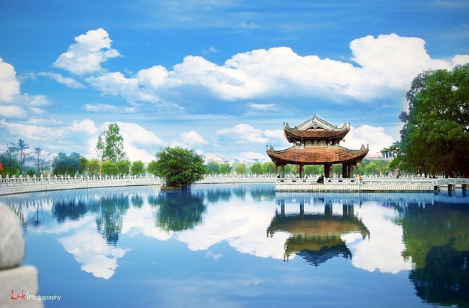 Đến với lễ hội Đền Đô, du khách sẽ được đắm mình vào không gian mang đậm bản sắc văn hóa của vùng quê Kinh Bắc với các hoạt động dân gian như: Hát quan họ, chọi gà, đấu vật, bình thơ, đấu cờ người, tổ tôm điếm, thi nấu cơm niêu đất, thi gói bánh phu thê, bắt vịt trên hồ bán nguyệt, đấu bóng chuyền,... Ảnh: Khoa Linh ron rang cac le hoi hut khach du lich vao dip nghi le 30 4 1 5