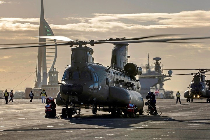 tau san bay manh nhat hai quan anh ra khoi voi may bay quan su