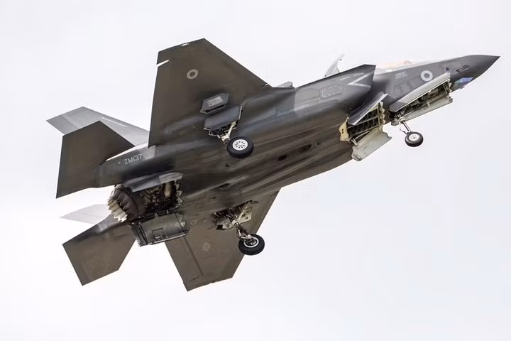 can canh tau san bay moi nhat va manh nhat cua hai quan anh