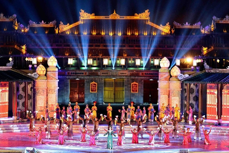 Festival Huế 2018: Festival Huế lần thứ 10 với chủ đề "Di sản văn hóa với hội nhập và phát triển - Huế 1 điểm đến, 5 di sản" sẽ diễn ra trong 6 ngày (từ ngày 27/4- 2/05/2018). Ảnh: Thanh Hà. ron rang cac le hoi hut khach du lich vao dip nghi le 30 4 1 5