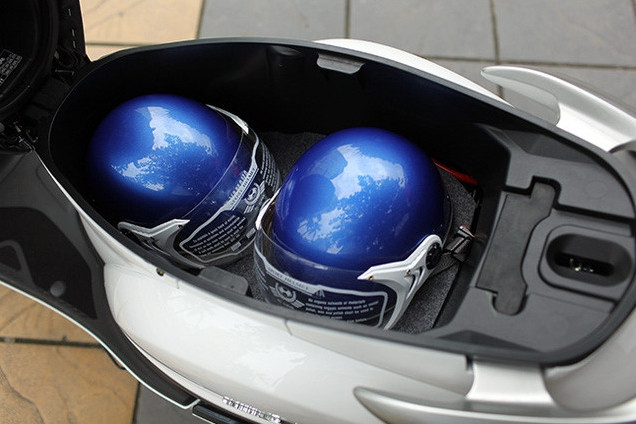 Xe tay ga Yamaha Nozza Grande sở hữu cốp để đồ 27 lít và đèn LED chiếu sáng. mua xe tay ga nen uu tien tinh nang nao