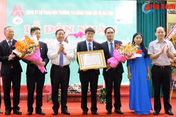 cong ty moi truong va do thi ha tinh don nhan huan chuong lao dong