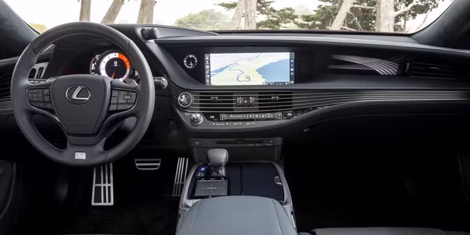 Lexus LS mới là model cao cấp nên không ngạc nhiên khi xe sở hữu nội thất cao cấp. Xe gây ấn tượng với cabin sử dụng nhiều vật liệu cao cấp và tinh tế, kết hợp với công nghệ cắt laser cho phép tạo hình độc đáo với các mảng ốp gỗ trang trí bên trong. Lexus LS được trang bị màn hình thông tin giải trí cỡ lớn 12,3 inch (có tùy chọn 24 inch) và nhiều công nghệ tiên tiến. nhung mau xe co noi that dep nhat 2018