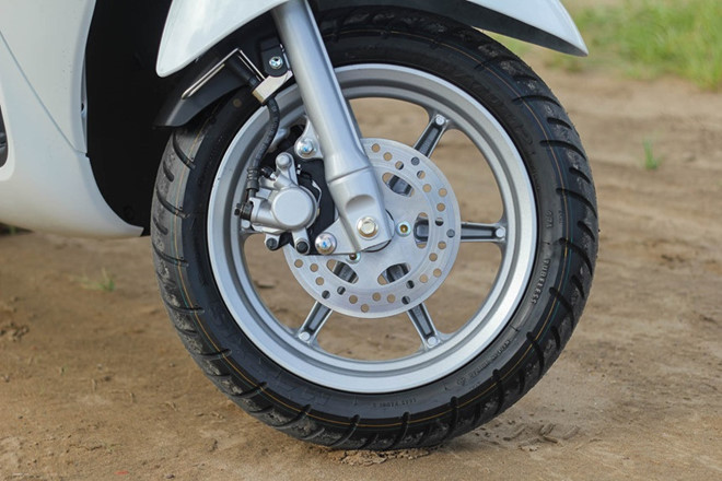 Yamaha Grande dùng lốp không săm kích thước 110/70-12/C cả trước và sau. mua xe tay ga nen uu tien tinh nang nao