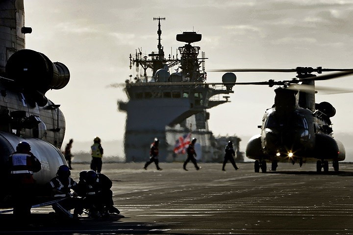 tau san bay manh nhat hai quan anh ra khoi voi may bay quan su