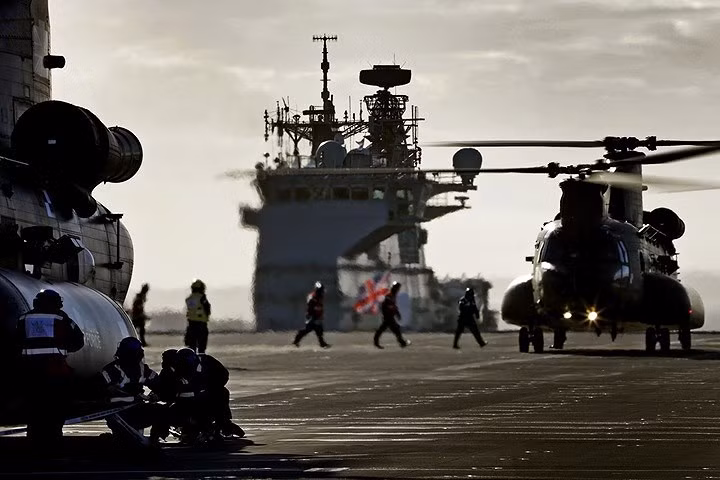 tau san bay manh nhat hai quan anh ra khoi voi may bay quan su