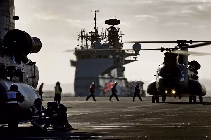 can canh tau san bay moi nhat va manh nhat cua hai quan anh