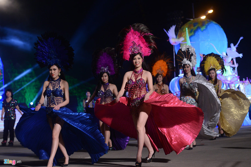 Lễ hội Carnaval Hạ Long (Quảng Ninh): Chương trình diễn ra từ tối ngày 28/4 với những tiết mục đặc sắc, rộn ràng tươi vui. Đến với lễ hội này ở Quảng Ninh du khách có thể kết hợp hành trình khám phá Hạ Long với nhiều cảnh đẹp, đặc sắc. ron rang cac le hoi hut khach du lich vao dip nghi le 30 4 1 5