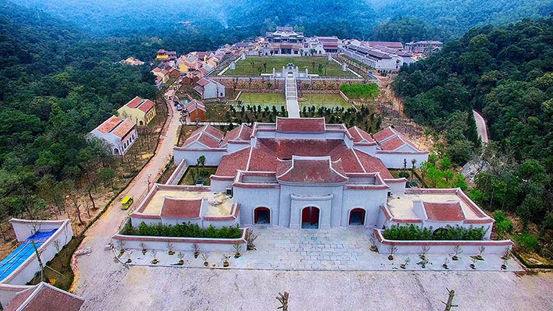 Ngoài tham gia các hoạt động văn hóa truyền thống của lễ hội, du khách có thể đắm mình với không gian kiến trúc, cảnh quan được mang cảm hứng Thiền và Tâm linh. Không gian mới đưa bạn khám phá hai hành trình với hai luồng cảm hứng khác nhau. Hành trình Lên với cảm hứng Đạo được xây đắp bởi các trải nghiệm về văn hóa tâm linh. Hành trình Xuống với cảm hứng Đời được vun đắp bởi văn hóa làng, hệ thống làng xóm, cửa hàng, hàng thủ công,...đậm chất đời. Ảnh: Hùng Sơn ron rang cac le hoi hut khach du lich vao dip nghi le 30 4 1 5