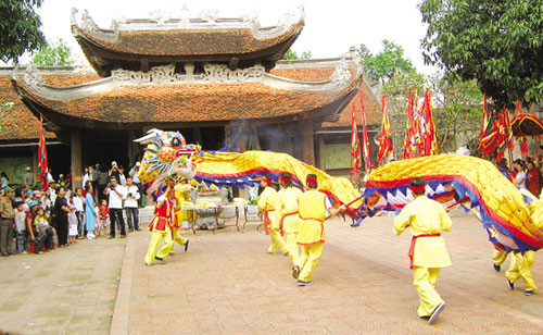 Lễ hội Đền Đô: Đây là điểm đến phù hợp cho những du khách khu vực giáp Hà Nội, được tổ chức từ ngày 15/3- 19/3 Âm lịch hàng năm tại làng Làng Ðình Bảng, xã Đình Bảng, huyện Từ Sơn, tỉnh Bắc Ninh nhằm suy tôn 8 vị vua của nhà Lý. Chính hội sẽ diễn ra vào ngày 16/3 với lễ trình thánh và rước kiệu hoành tráng, cờ lọng rợp trời để tưởng nhớ các vị anh hùng dân tộc từ những ngày đầu dựng nước và giữ nước. Ảnh: Xuân Khương ron rang cac le hoi hut khach du lich vao dip nghi le 30 4 1 5