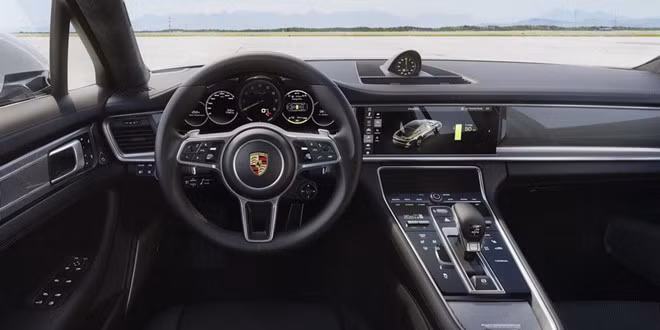 Porsche Panamera mới có khoảng 10 màu nội thất với các chất liệu khác nhau như gỗ, cacbon, nhôm. Tựa đầu ghế được thêu logo Porsche độc quyền, tăng thêm vẻ sang trọng. Nói chung, với mẫu xe có giá khởi điểm trên 200.000 tại thị trường Mỹ như Porsche Panamera, người dùng không thể chê được điểm gì. nhung mau xe co noi that dep nhat 2018