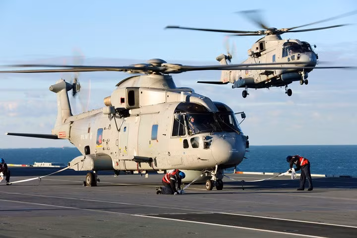 can canh tau san bay moi nhat va manh nhat cua hai quan anh