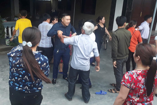 Người dân ở Hà Tĩnh đi tìm người nhà được cho là theo Hội Thánh Đức Chúa Trời. Ảnh: V.Đ goi hoi thanh duc chua troi la ta dao khong oan ty nao