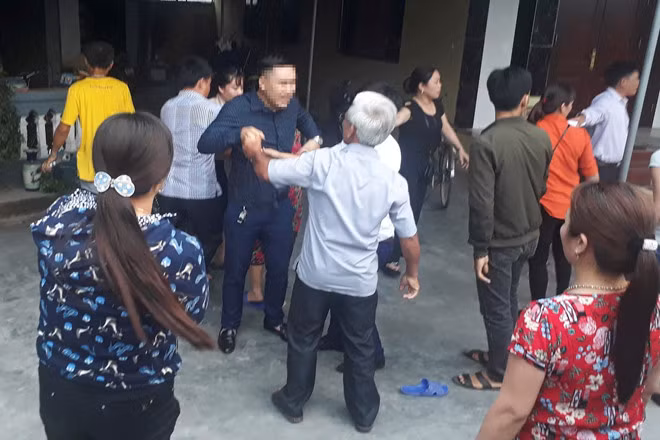 Người dân ở Hà Tĩnh đi tìm người nhà được cho là theo Hội Thánh Đức Chúa Trời. Ảnh: V.Đ goi hoi thanh duc chua troi la ta dao khong oan ty nao