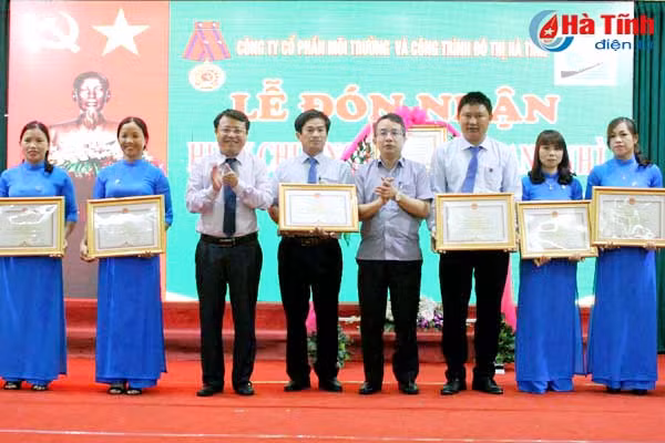 cong ty moi truong va do thi ha tinh don nhan huan chuong lao dong