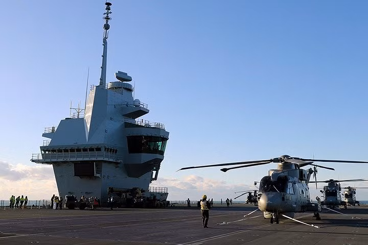 tau san bay manh nhat hai quan anh ra khoi voi may bay quan su