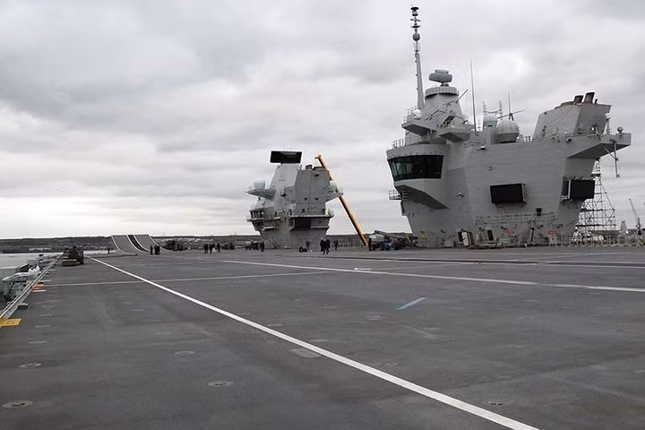 can canh tau san bay moi nhat va manh nhat cua hai quan anh