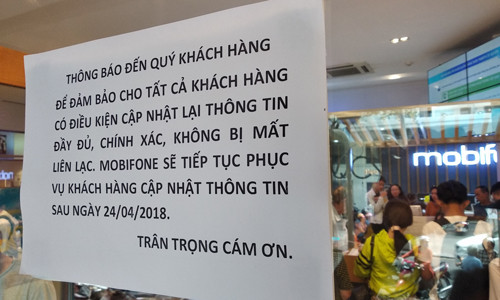 Thông báo dán tại cửa hàng MobiFone trên đường Nguyễn Du, quận 1, TP HCM. Ảnh: Anh Tú nha mang noi thoi han cap nhat anh chu thue bao