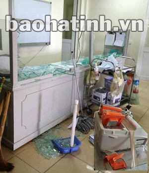 Hiện trường vụ người nhà bệnh nhân đập phá tài sản bệnh viện