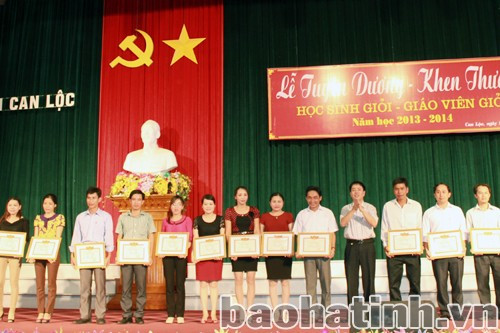 Khen thưởng 18 GV giỏi tỉnh