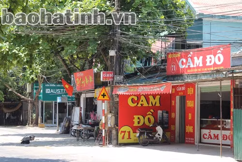 Nhiều tiệm cầm đồ dù vô tình hay cố ý đã trở thành "sân sau" cửa hàng.