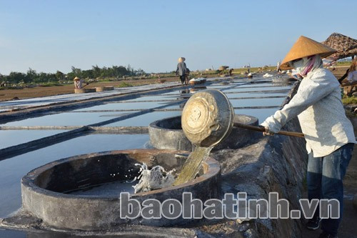 Nước biển, qua nhiều khâu xử lý có hàm lượng muối cao, tiếp tục được lóng qua hệ thống chạt lọc...