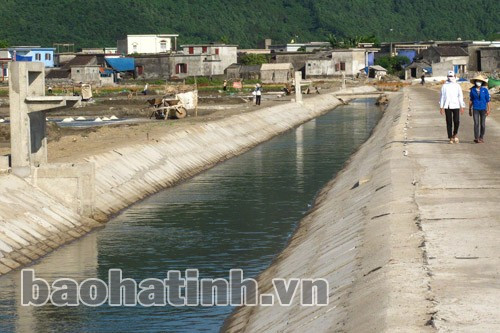 Vựa muối Kỳ Hà (Kỳ Anh) được đầu tư hạ tầng đồng bộ, tạo điều kiện tốt cho diêm dân sản xuất