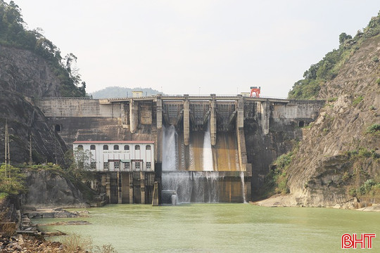 Mực nước hồ chứa thấp, nhà máy thủy điện ưu tiên vận hành giờ cao điểm