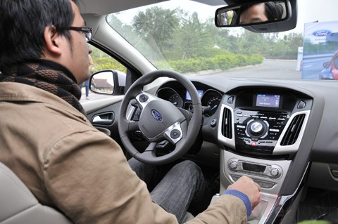 Hỗ trợ đỗ xe của Focus. ảnh QT Hỗ trợ đỗ xe của Focus. ảnh QT