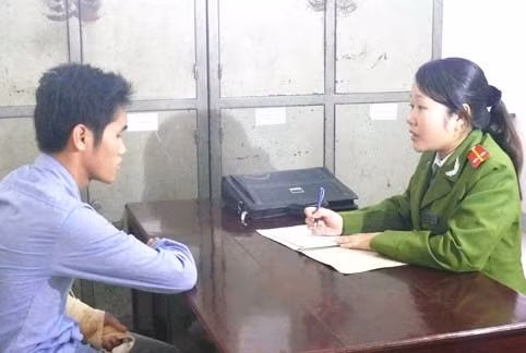 Trung úy Mai trong một lần lấy lời khai từ đối tượng Trung úy Mai trong một lần lấy lời khai từ đối tượng