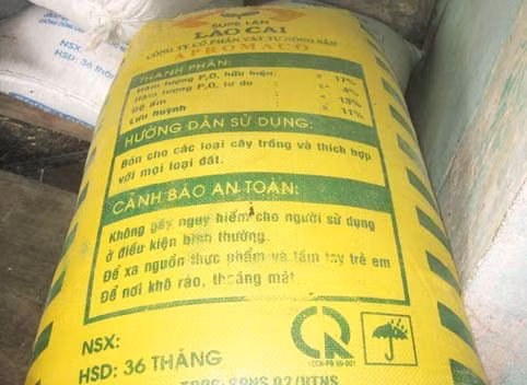 Phát hiện việc sử dụng bì phân bón chứa đựng gạo làm bún