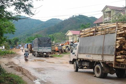 Giao thông bị ách tắc kéo dài