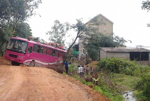 Đi đường liên xã để tránh ùn tắc, một xe khách bị trượt xuống mương nước bên đường