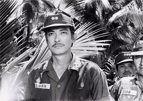 Những hình ảnh khó quên của Nguyễn Chánh Tín trong vai Đại tá Nguyễn Thành Luân. Những hình ảnh khó quên của Nguyễn Chánh Tín trong vai Đại tá Nguyễn Thành Luân.