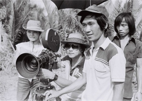 Cố đạo diễn Lê Hoàng Hoa (sau máy quay) trong những ngày thực hiện Ván bài lật ngửa.