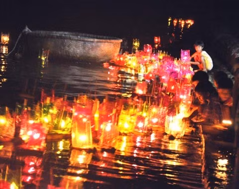 Hàng nghìn hoa đăng thắp sáng rực cả vùng biển đảo Lý Sơn.