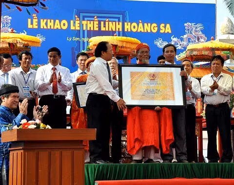 Đình làng An Vĩnh, nơi diễn ra tế tự đội hùng binh Hoàng Sa hàng năm, cũng được xếp hạng là di tích lịch sử văn hóa cấp quốc gia. Bộ trưởng Bộ Văn hóa Thể thao và Du lịch Hoàng Tuấn Anh (trái) trao bằng công nhận di tích đình làng An Vĩnh cho đại diện các tộc họ ở đảo Lý Sơn.