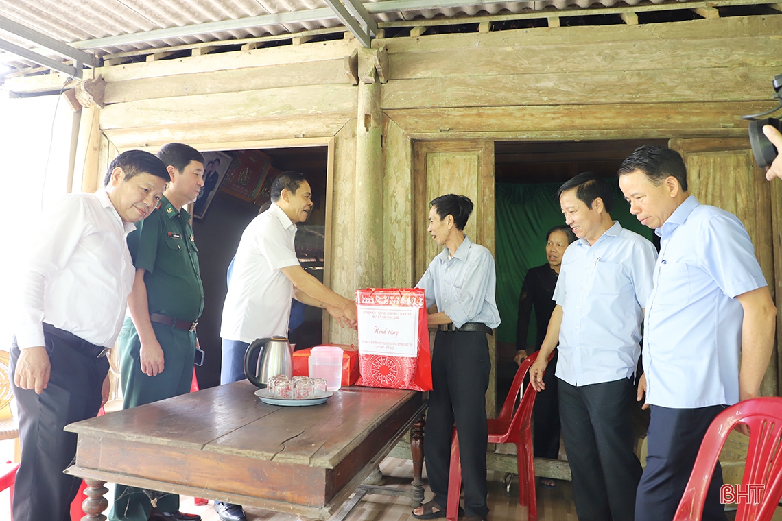 Chủ tịch UBND tỉnh thăm hỏi, tặng quà Mẹ Việt Nam anh hùng, thương bệnh binh ở Hương Khê