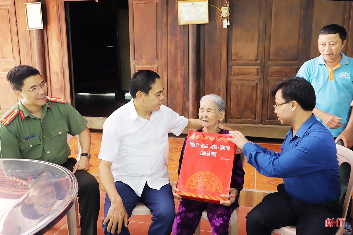 Chủ tịch UBND tỉnh thăm hỏi, tặng quà Mẹ Việt Nam anh hùng, thương bệnh binh ở Hương Khê