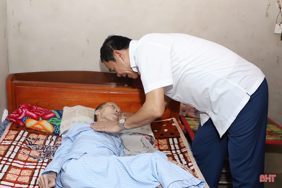 Chủ tịch UBND tỉnh thăm hỏi, tặng quà Mẹ Việt Nam anh hùng, thương bệnh binh ở Hương Khê