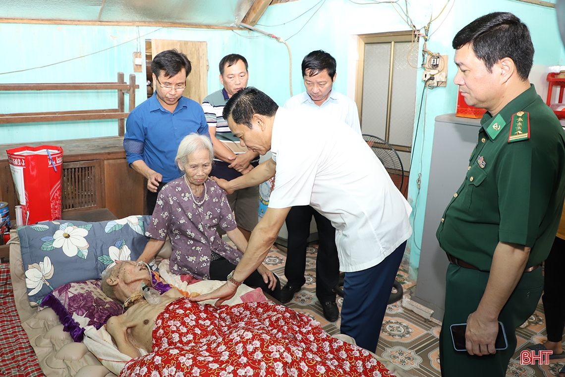 Chủ tịch UBND tỉnh thăm hỏi, tặng quà Mẹ Việt Nam anh hùng, thương bệnh binh ở Hương Khê